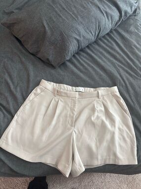 Abercrombie & Fitch Cream Pleated Women's Shorts